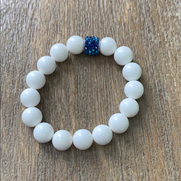 Beaded stretch bracelet with Swarovski blue bead - Picture 2 of 3